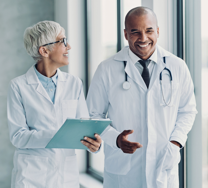 Deux médecins souriante parlant entre eux | Imagerie Cardinet | Région Parisienne