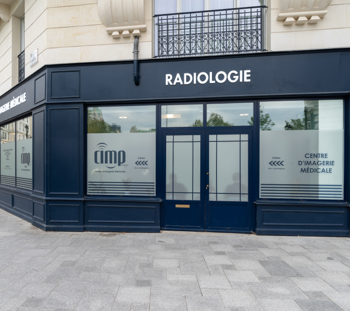 Photo de l'entrée d'un centre de radiologie avec des fenêtres et portes vitrées - centre bergeres | Imagerie Cardinet | Région Parisienne