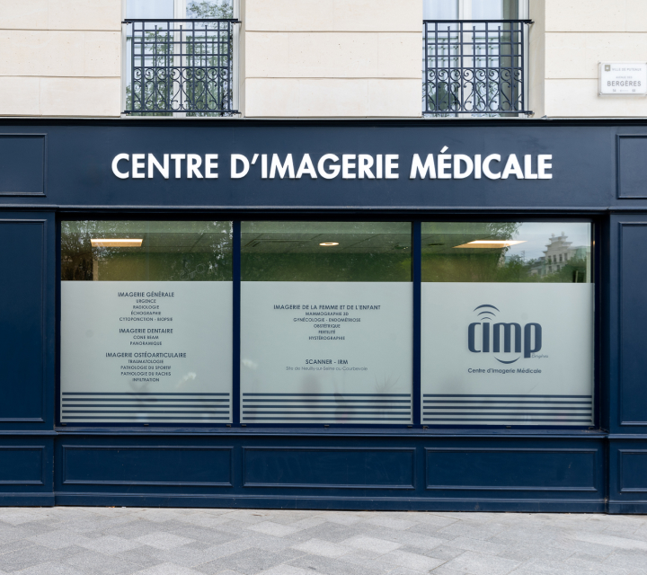Façade d'un centre d'imagerie médicale avec des services listés sur les fenêtres| Imagerie Cardinet | Région Parisienne