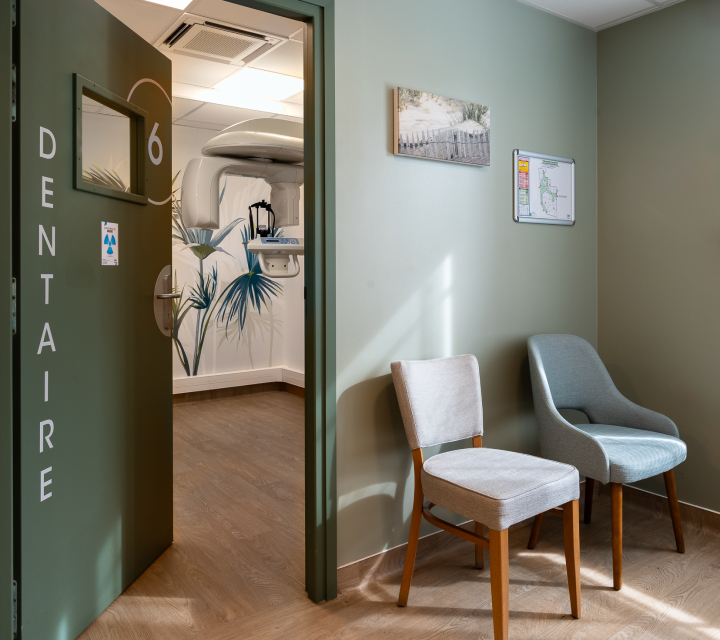 Salle d'attente avec vue sur une salle d'imagerie | centre bergeres 4 | Imagerie Cardinet | Région Parisienne
