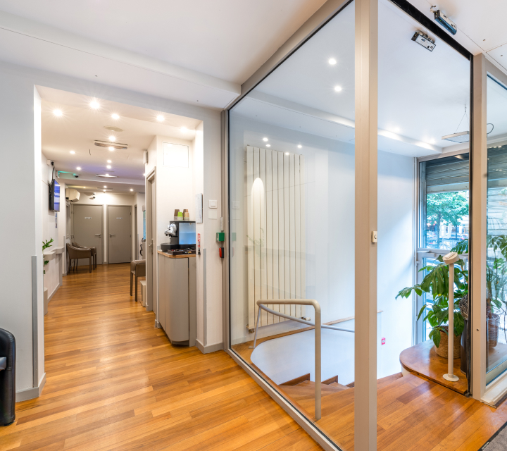 Couloir moderne avec parquet, escalier en verre Centre grenelle | Imagerie Cardinet | Région Parisienne