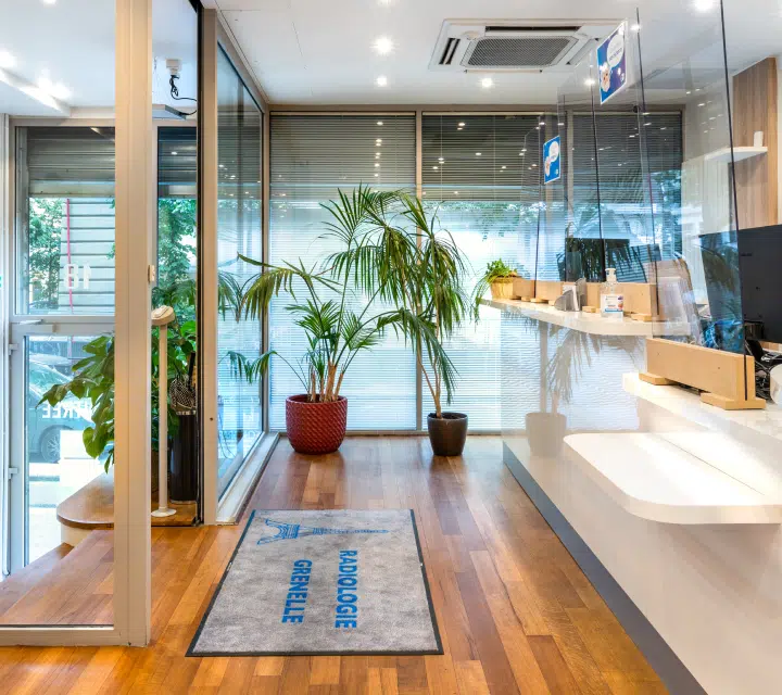 Salle d’attente moderne avec plantes parquet et tapis - Centre pédiatrique | Imagerie Cardinet | Région Parisienne