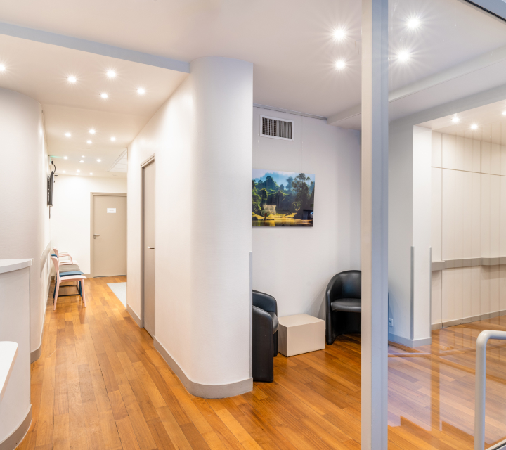 Couloir lumineux avec des chaises colorées et un coin salon - centre grenelle | Imagerie Cardinet | Région Parisienne