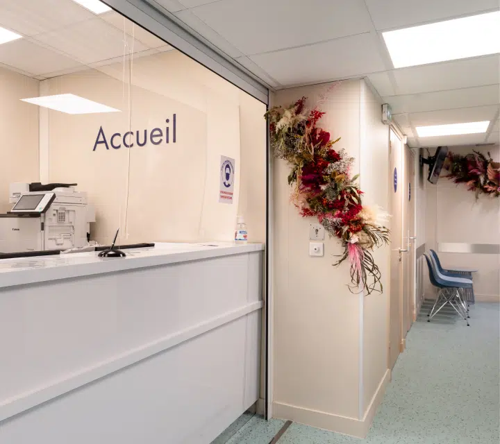 Espace d'accueil chaleureux avec une décoration florale |Centre la Muette | Imagerie Cardinet | Région Parisienne