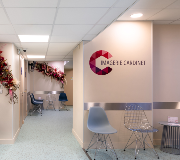 Salle d'attente moderne avec chaises et décoration florale logo Imagerie cardinet - centre la muette | Imagerie Cardinet | Région Parisienne
