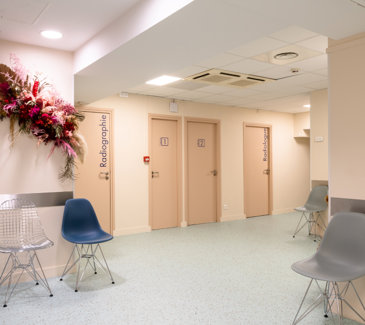Salle d'attente de radiographie avec chaises et portes numérotées - centre la muette | Imagerie Cardinet | Région Parisienne