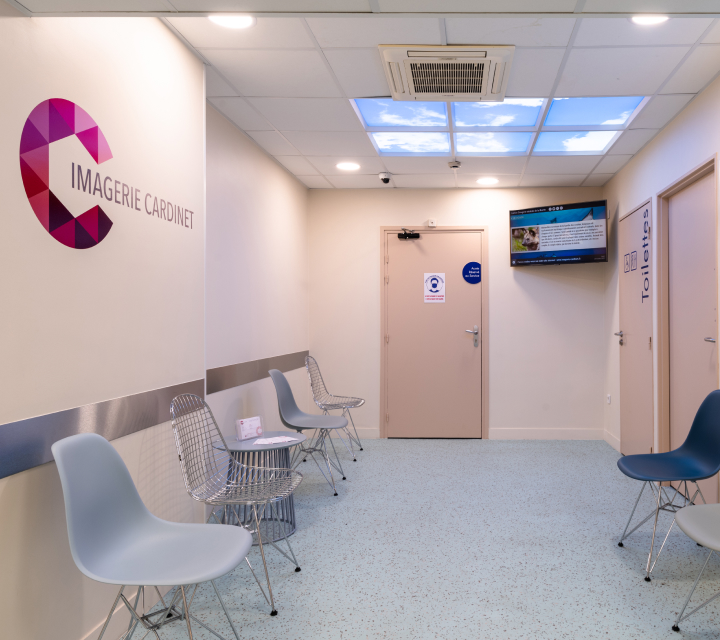 Salle d'attente moderne avec chaises écran et logo IMAGERIE CARDINET | Centre la Muette | Imagerie Cardinet | Région Parisienne