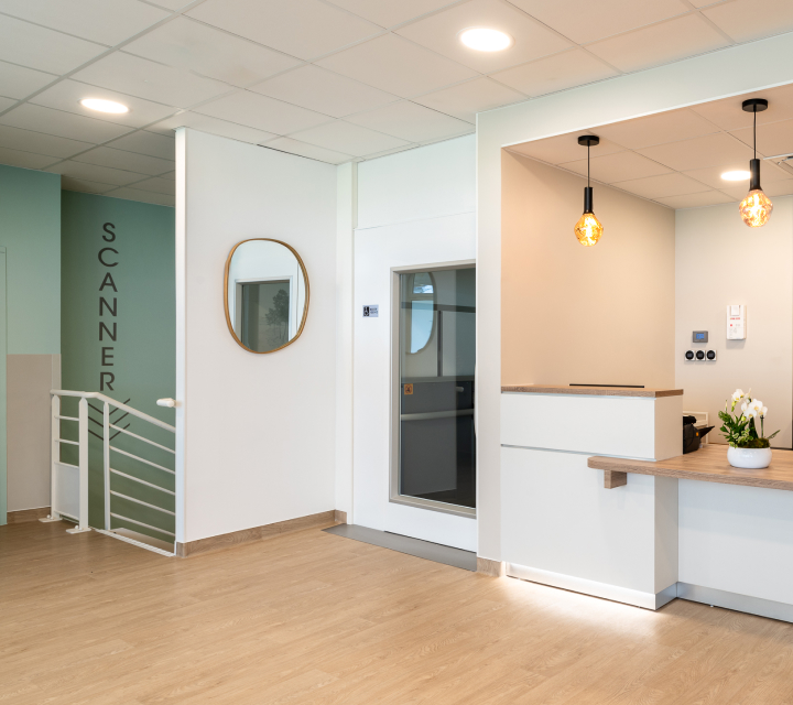Hall moderne avec un comptoir et un joli miroir - centre le france 3 | Imagerie Cardinet | Région Parisienne