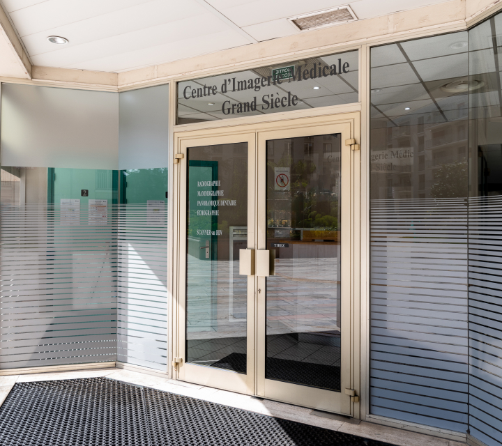 Entrée du Centre d'Imagerie Médicale Grand Siècle avec des portes vitrées - centre versaille | Imagerie Cardinet | Région Parisienne