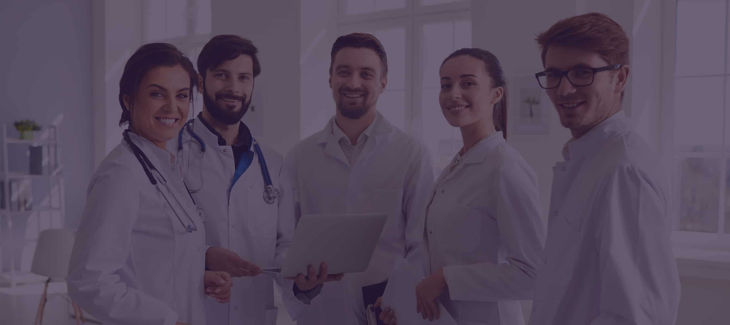 Des médecins en blouse blanche discutent en souriant | Imagerie Cardinet | Région Parisienne