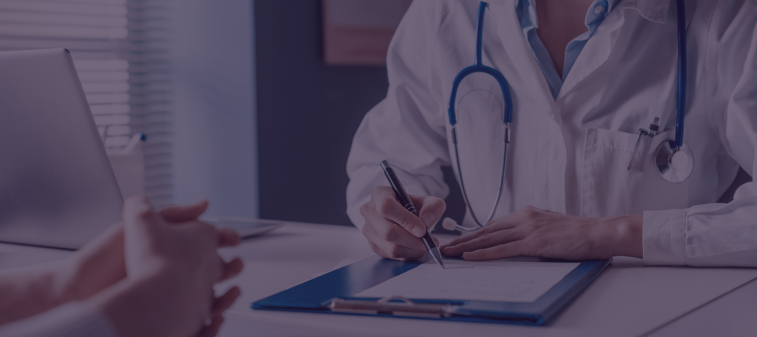 Médecin avec stéthoscope autour du cou écrit sur un clipboard - notre expertise | Imagerie Cardinet | Région Parisienne