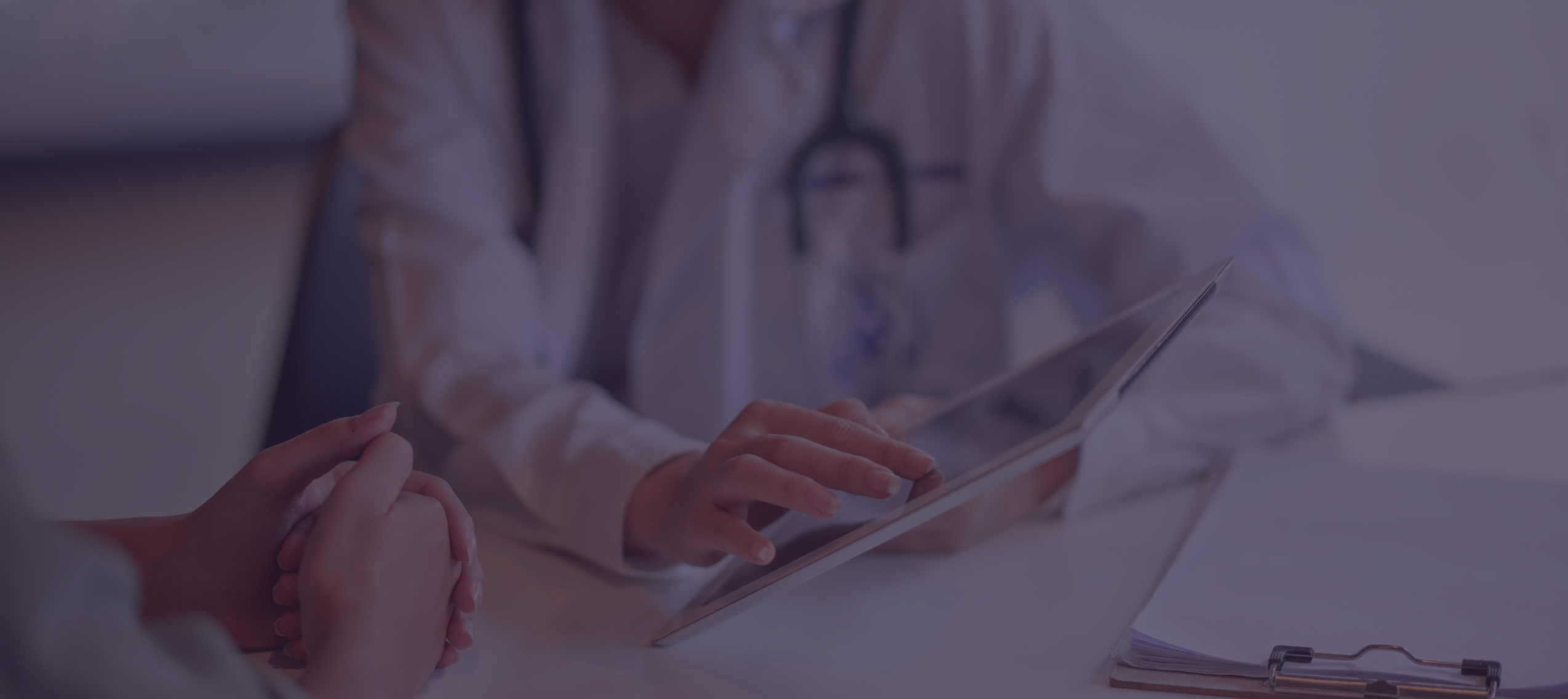 Médecin consulte une tablette avec un patient | Notre vision | Imagerie Cardinet | Région Parisienne