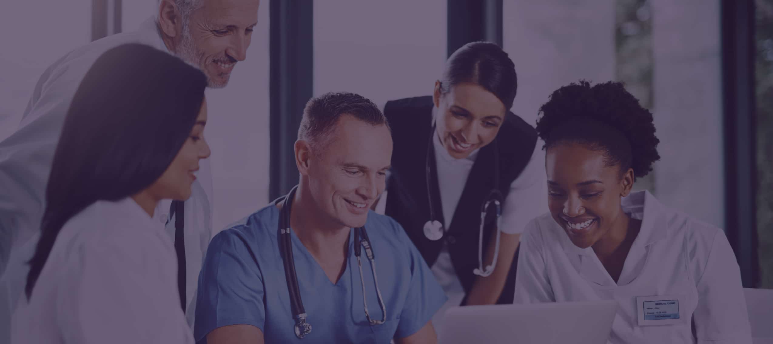 Médecins discutent autour d'un ordinateur portable - nous rejoindres | Imagerie Cardinet | Région Parisienne