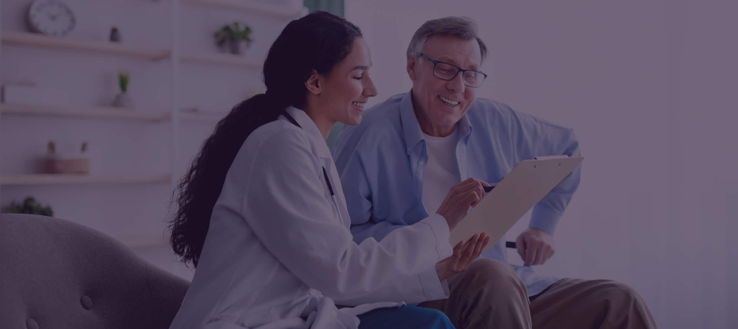 Médecin montrant des résultats sur son bloc not a un patient | vous accompagner | Imagerie Cardinet | Région Parisienne