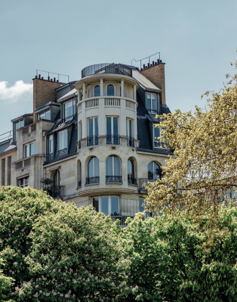 Immeuble élégant avec une façade en pierre et des balcons en fer forgé -île de france | Imagerie Cardinet | Région Parisienne