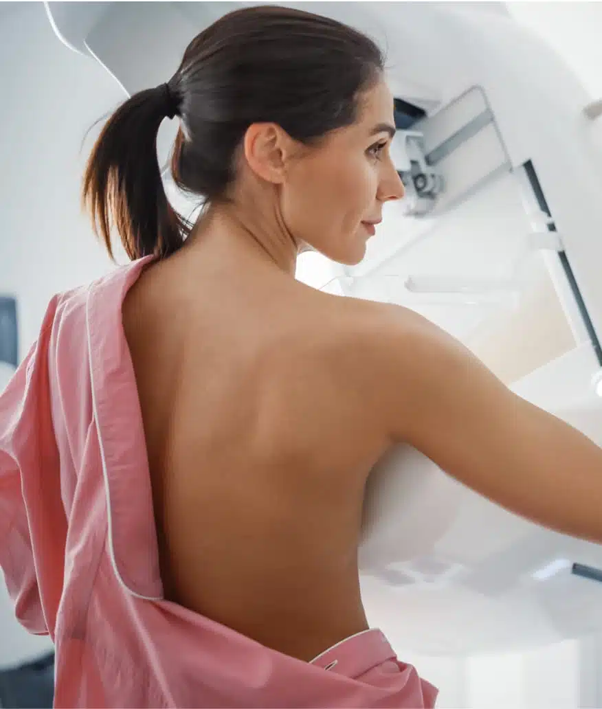 Jeune femme entrain de passer une radiographie des seins | Imagerie de la femme | Imagerie Cardinet | Région Parisienne