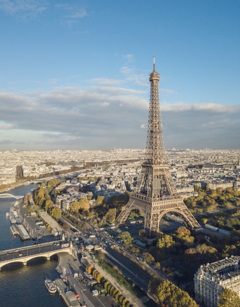 Image de la Tour Eiffel surplombant Paris | paris | Imagerie Cardinet | Région Parisienne
