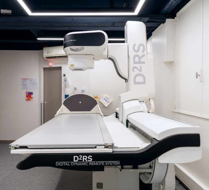 Salle de radiologie avec un système de radiographie numérique D2RS - plateau technique | Imagerie Cardinet | Région Parisienne
