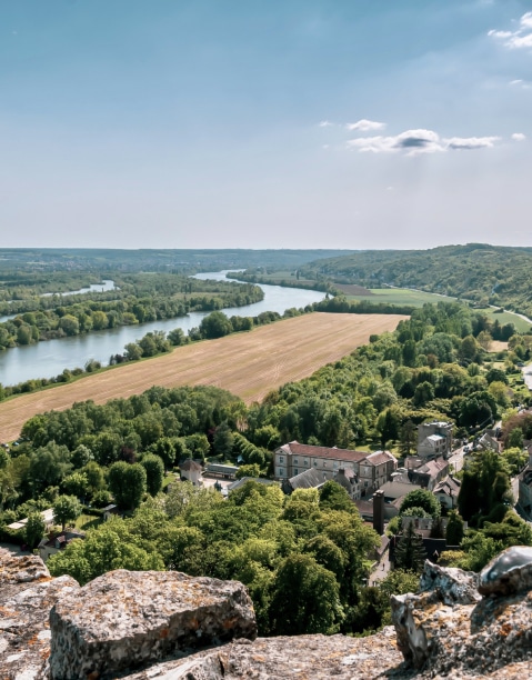 Vue panoramique d'une campagne avec une rivière des champs des collines - Province | Imagerie Cardinet | Région Parisienne