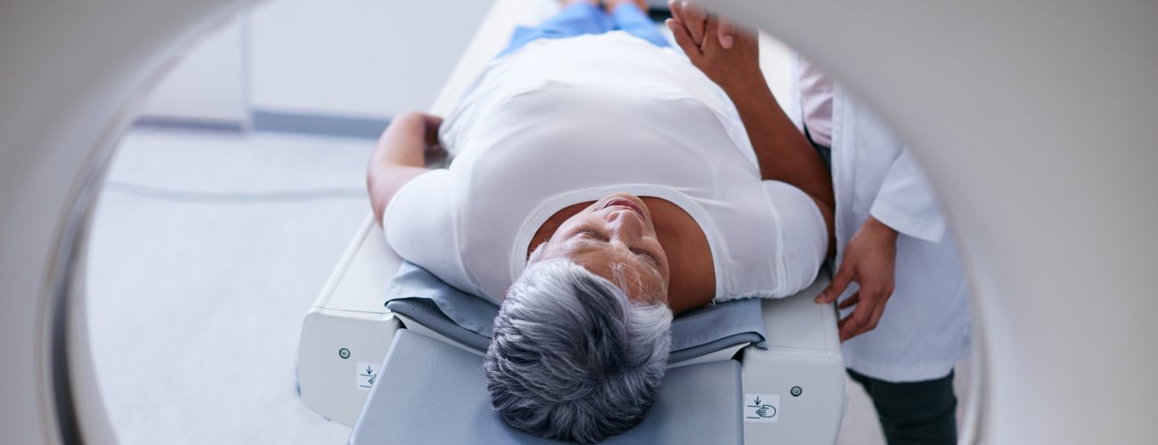 Femme allongée sur une table de scanner médical - differences entre scanner et une IRM| Imagerie Cardinet | Région Parisienne