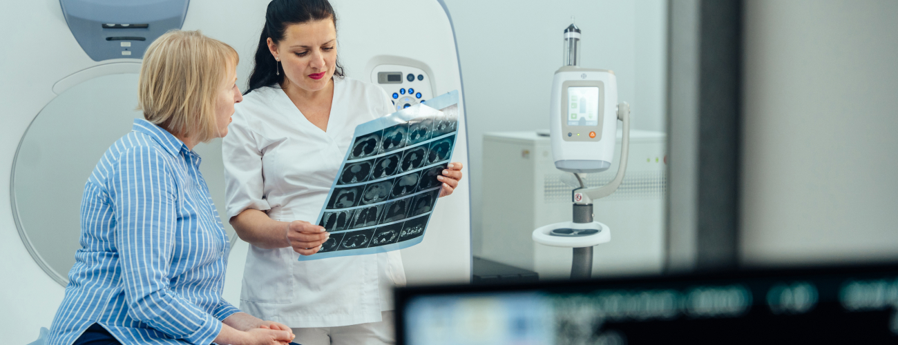Patiente et une Médecin examinent des images médicales - les differents types d'examens mammaires | Imagerie Cardinet | Région Parisienne