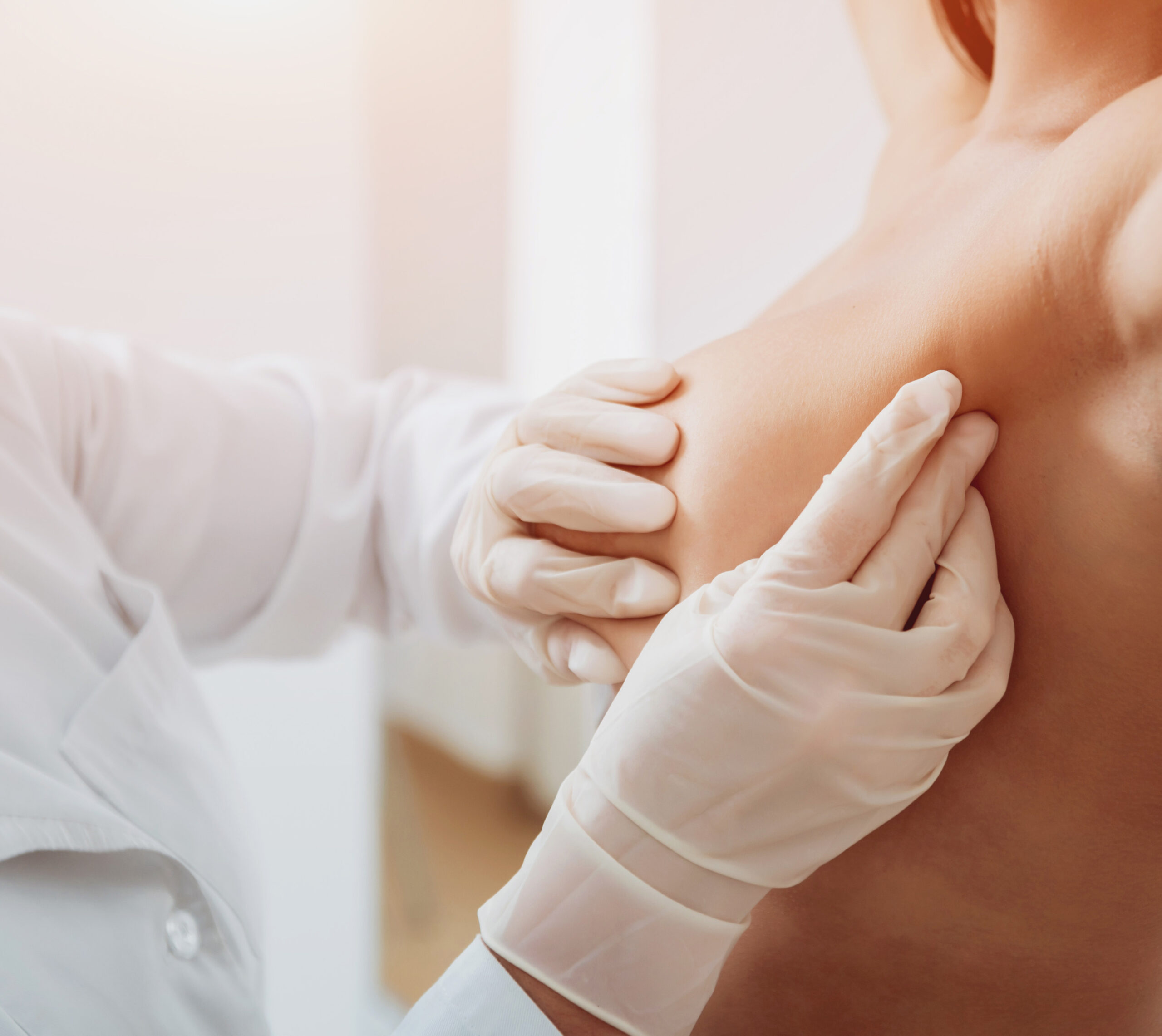 Médecin examinant la poitrine d'une jeune femme - biopsie | Imagerie Cardinet | Région Parisienne