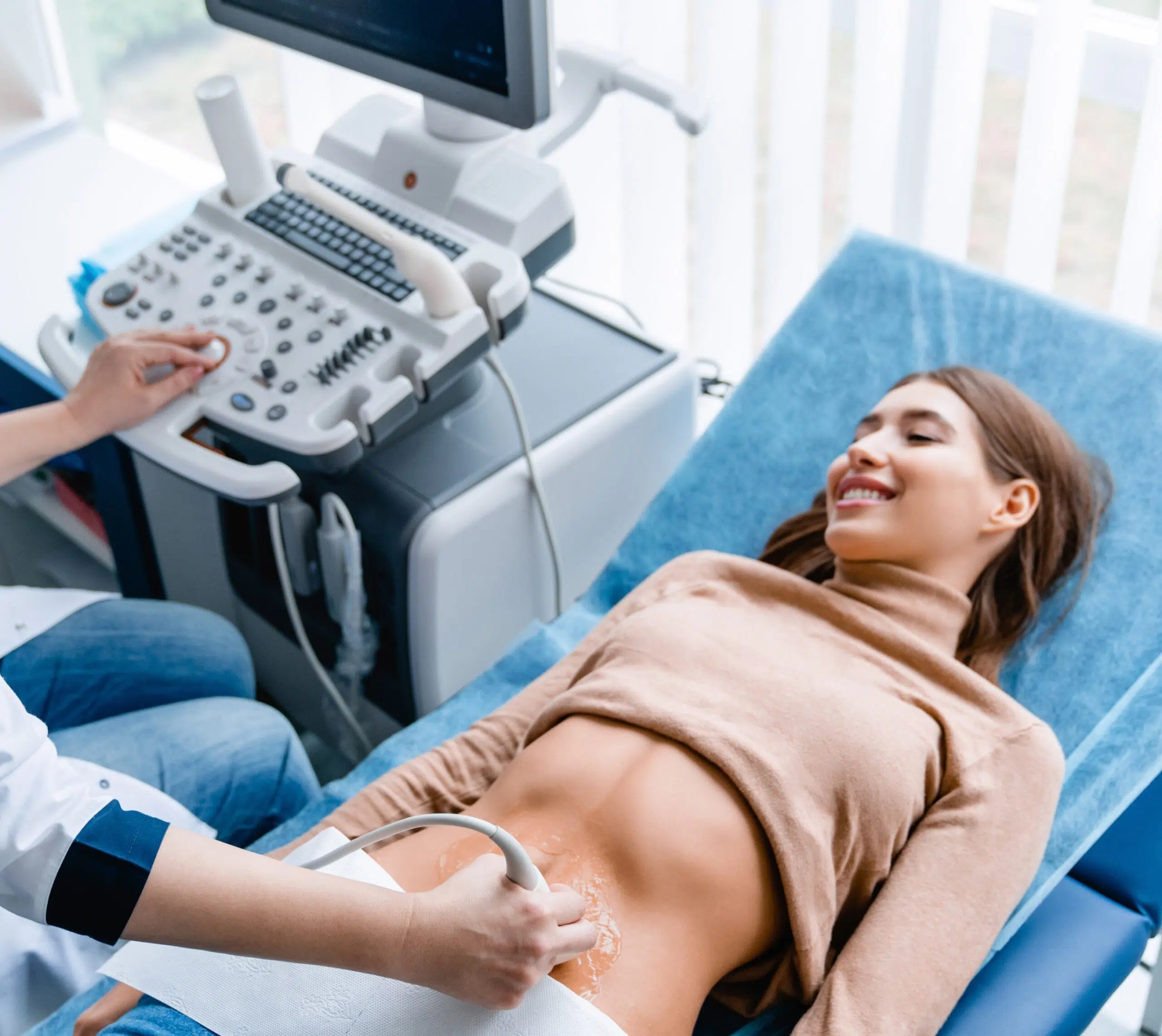 Femme qui subit une échographie abdominale - échographie femme | Imagerie Cardinet | Région Parisienne