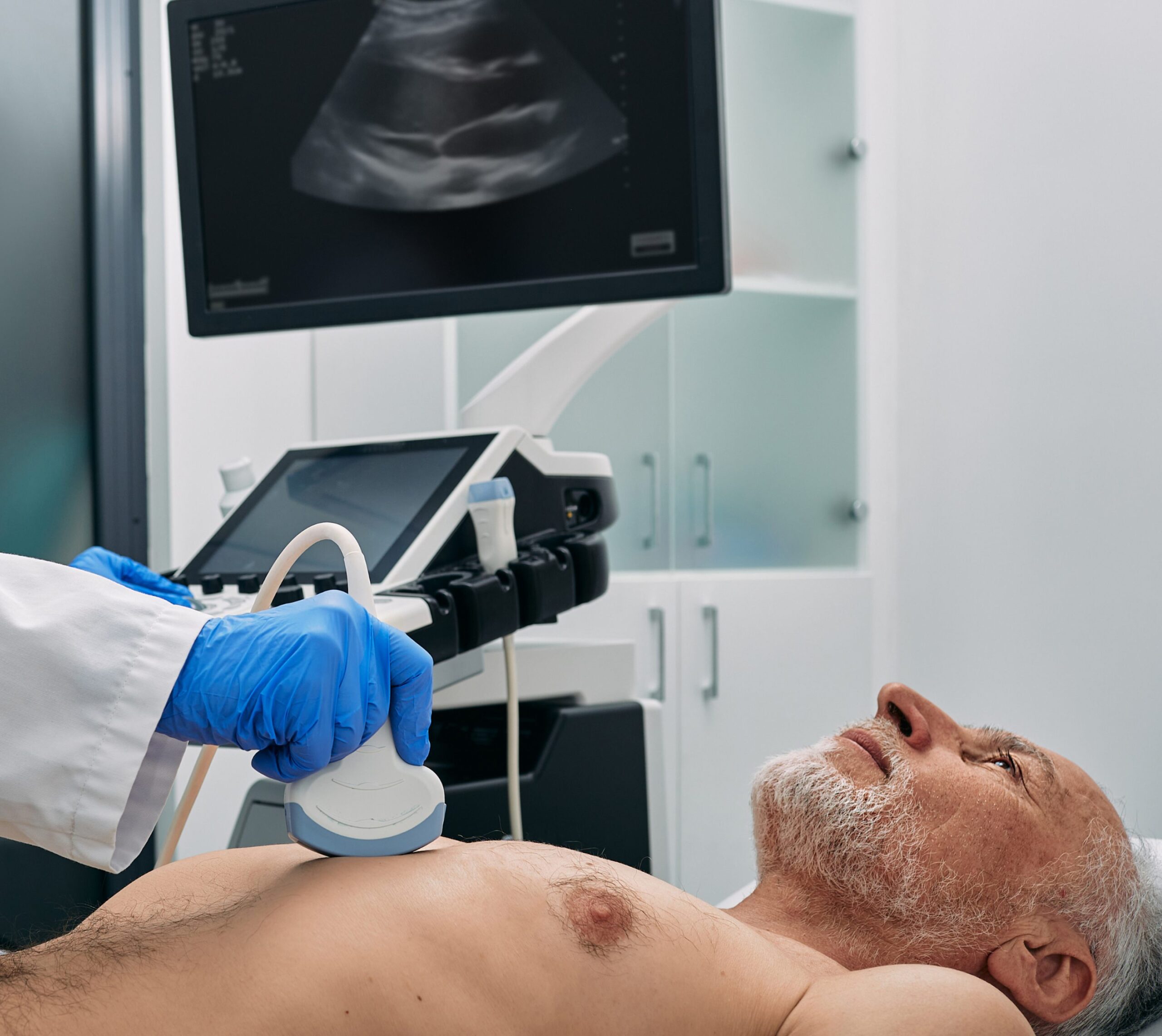 Médecin effectuant une échographie thoracique sur un homme allongé - échographie | Imagerie Cardinet | Région Parisienne