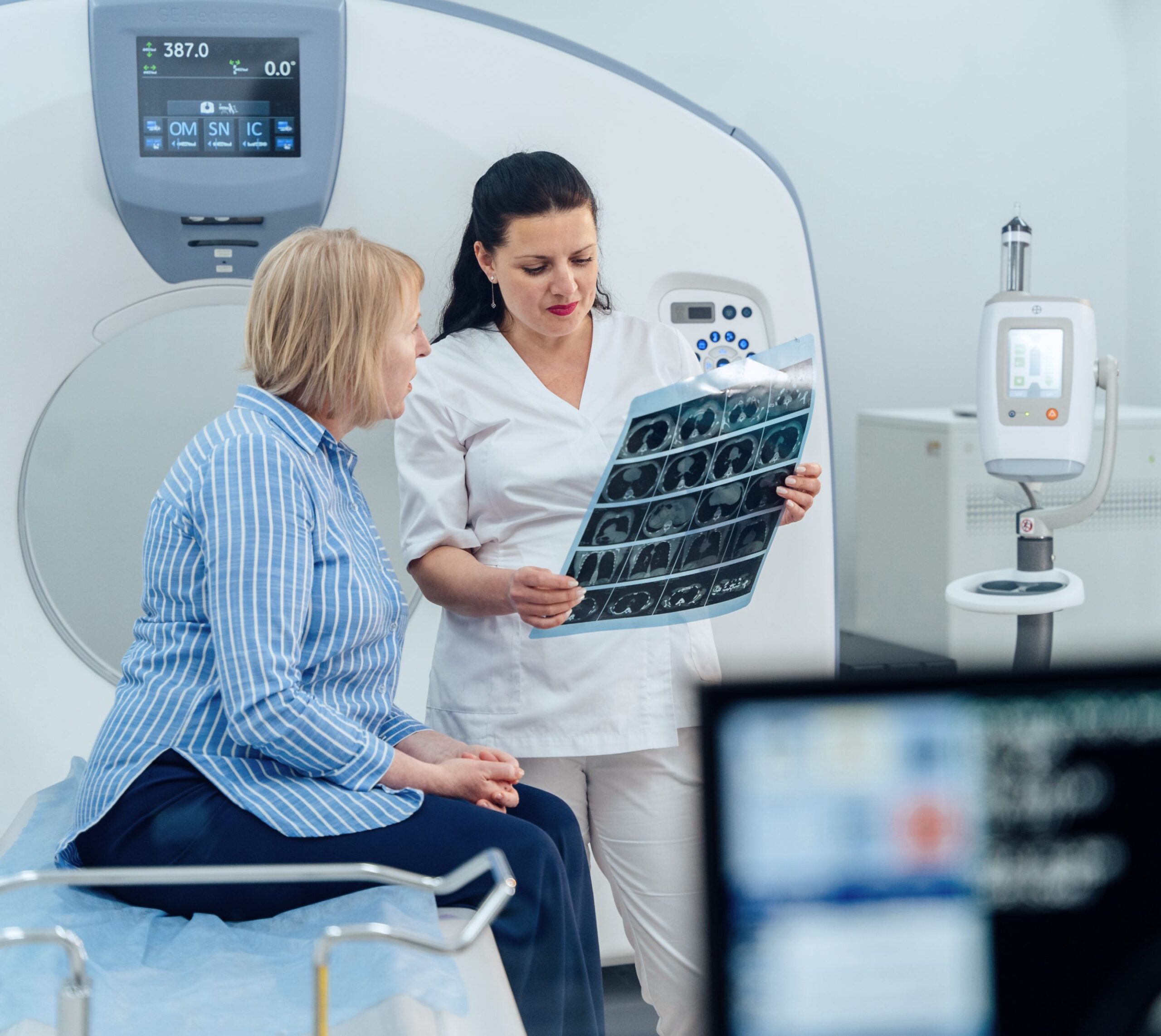 Patiente et une Médecin examinent des images médicales - les différents types d'examen mammaire | Imagerie Cardinet | Région Parisienne