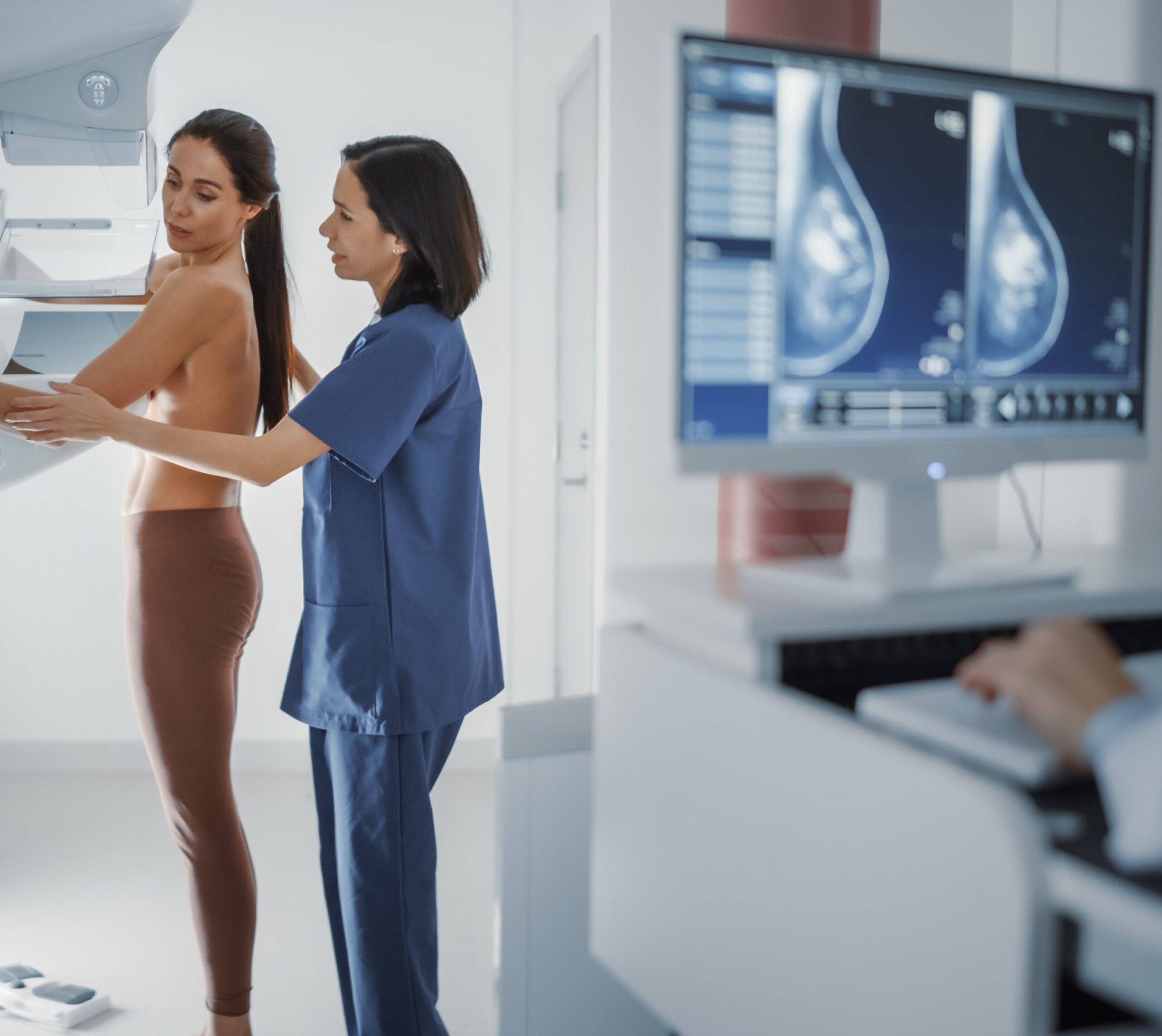 Médecin aidant une patiente avec une machine de mammographie | Imagerie Cardinet | Région Parisienne
