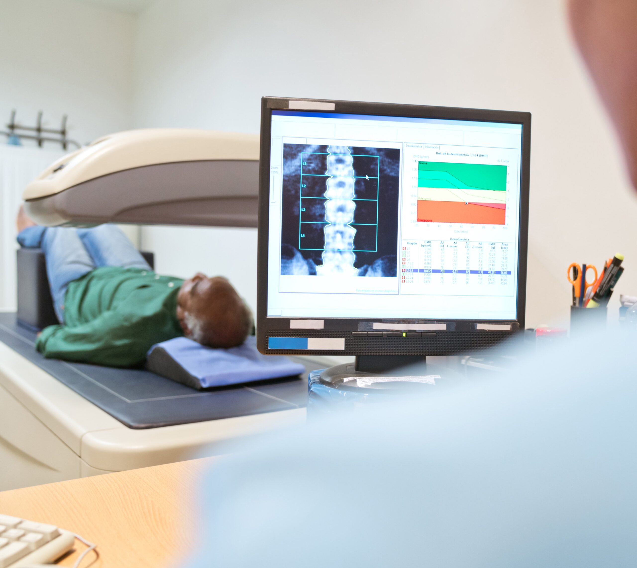 Écran montrant une imagerie d'un patient allongé en arriere plan | Imagerie Cardinet | Région Parisienne
