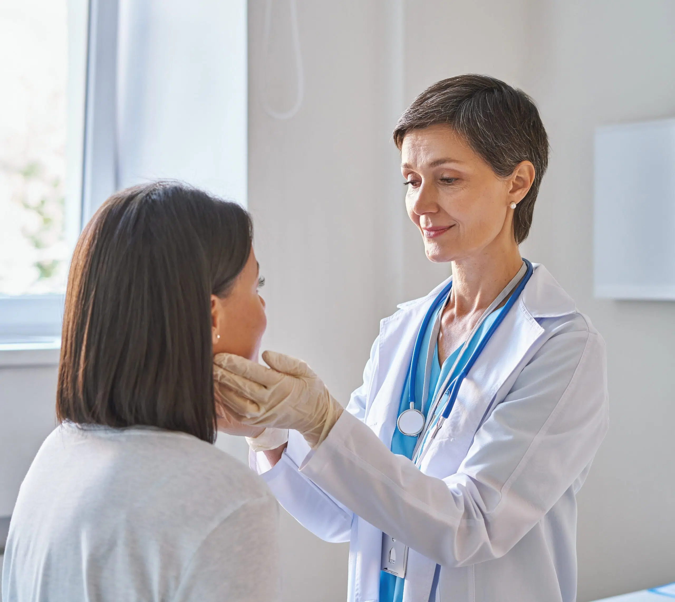 Médecin examinant une patiente - ponction thyroidienne| Imagerie Cardinet | Région Parisienne