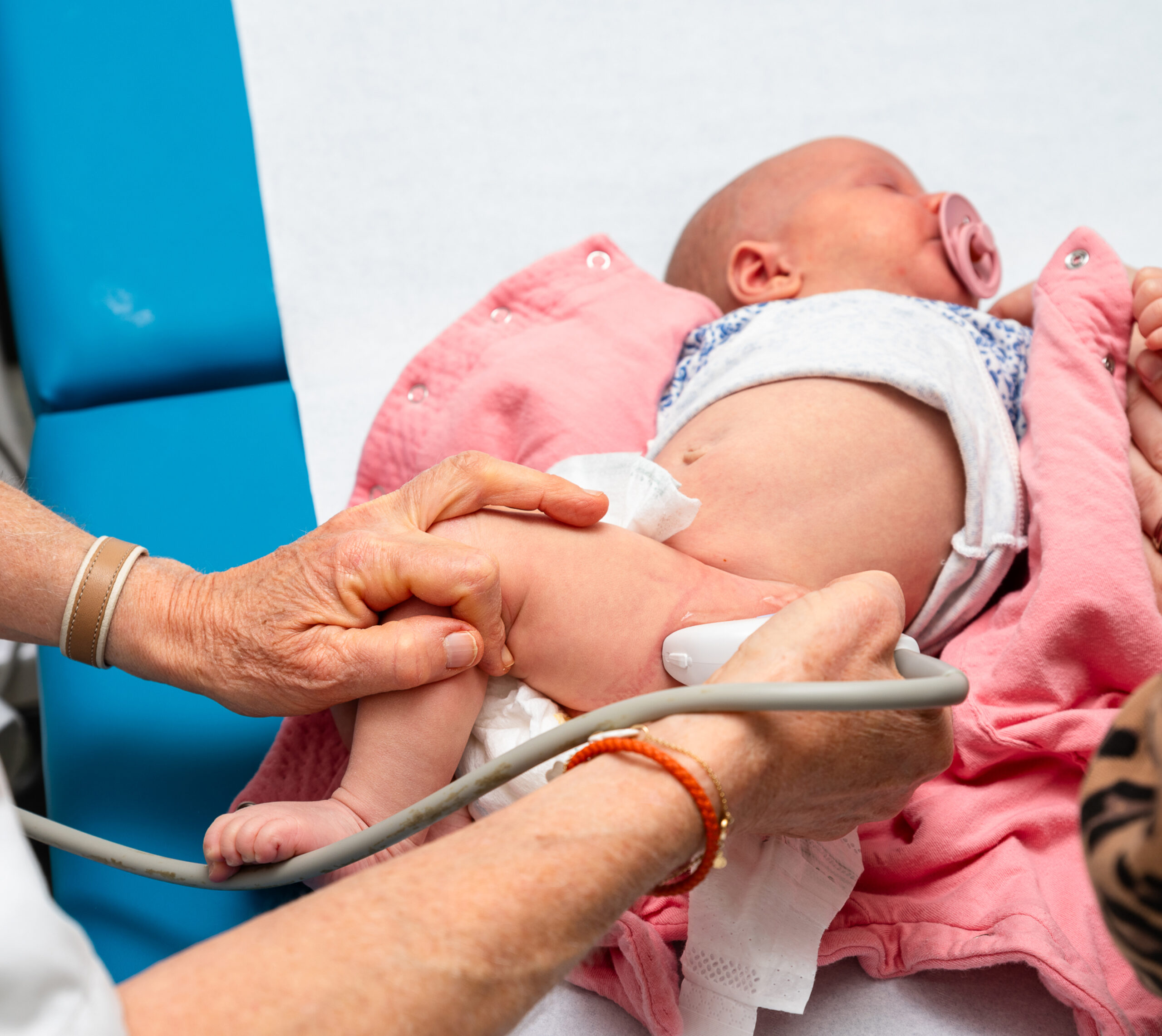 Bébé se fait un examin d'imagerie sur sa jambe - Pédiatre | Imagerie pédiatrique | Imagerie Cardinet | Région Parisienne| Imagerie Cardinet | Région Parisienne
