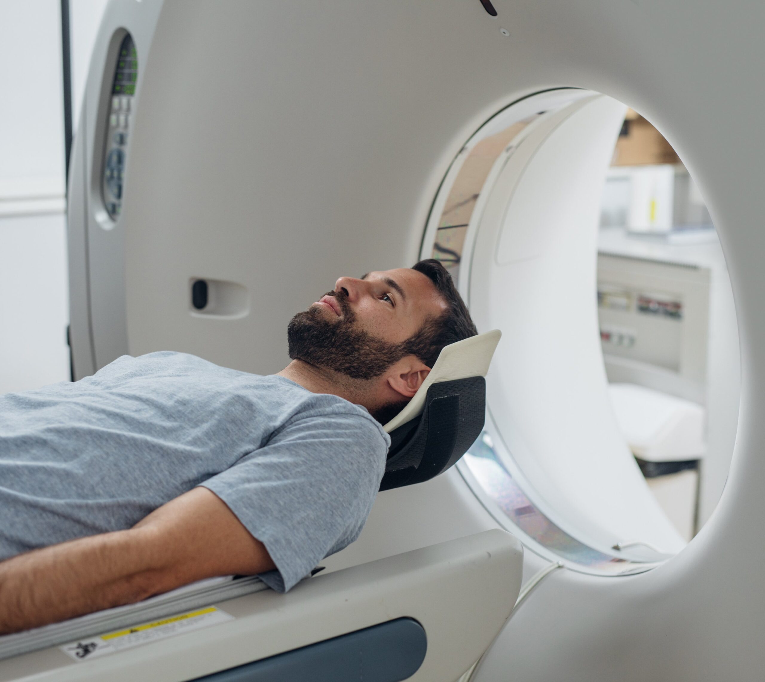 Homme passe un scanner médical allongé sur une table d'examen - IRM | Imagerie Cardinet | Région Parisienne