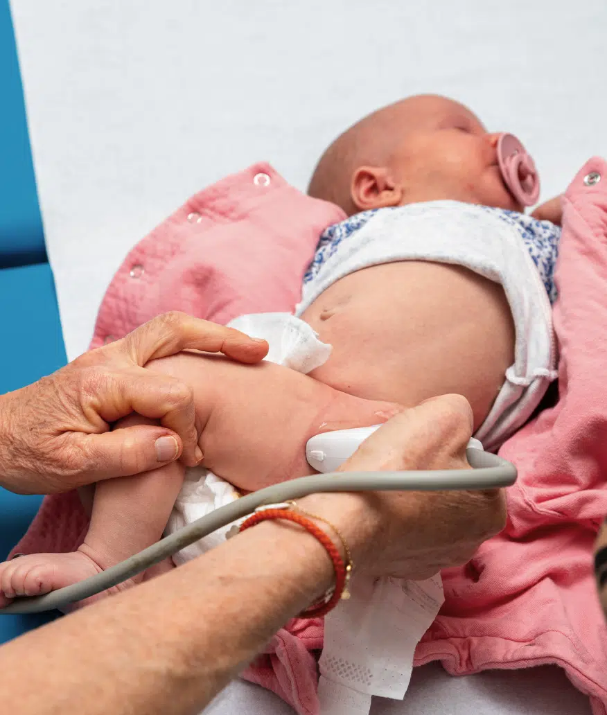 Bébé se fait un examin d'imagerie sur sa jambe | Imagerie pédiatrique | Imagerie Cardinet | Région Parisienne