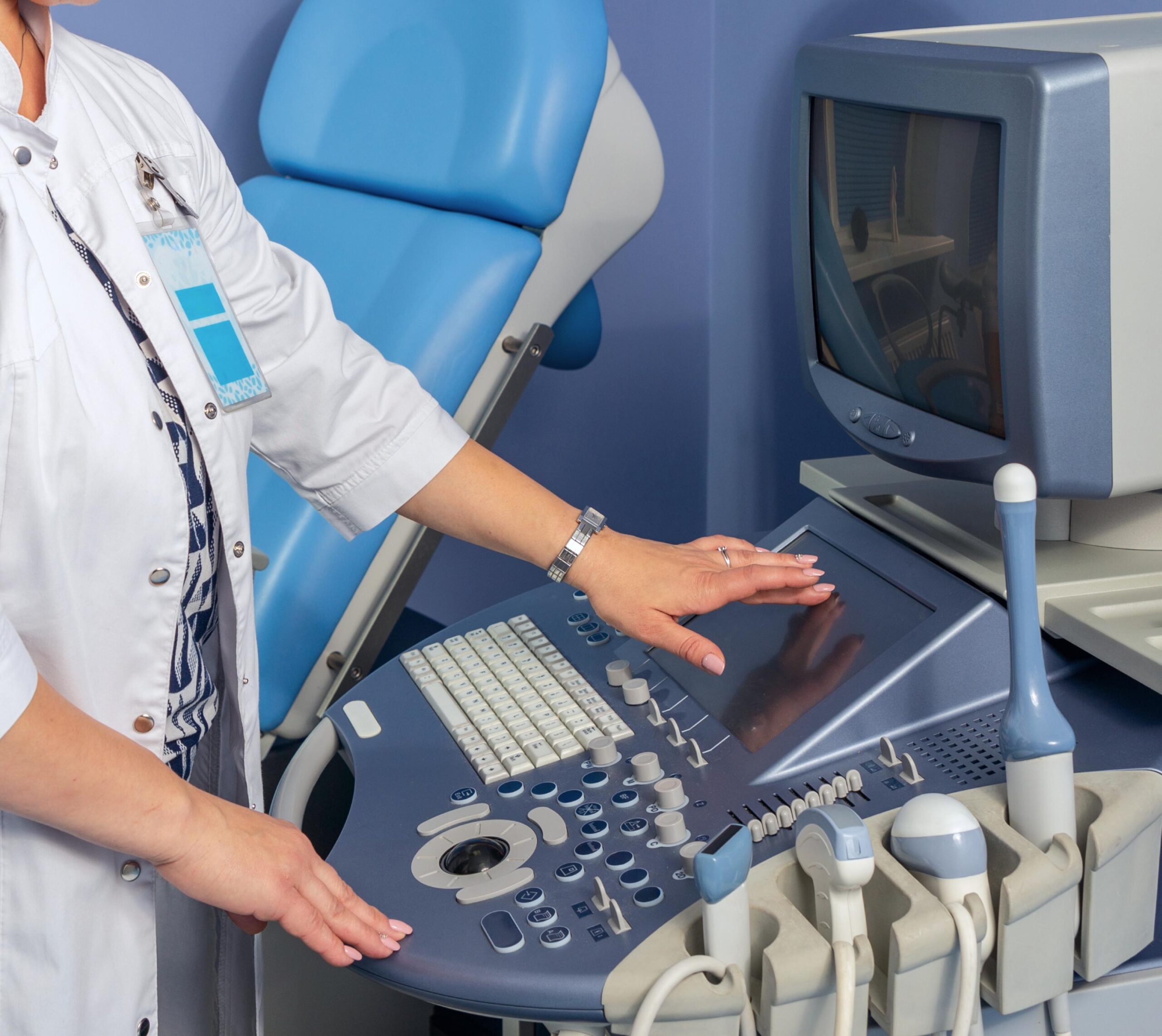 Médecin utilise une machine à ultrasons dans une salle d'examen médical - échographie pelvienne | Imagerie Cardinet | Région Parisienne
