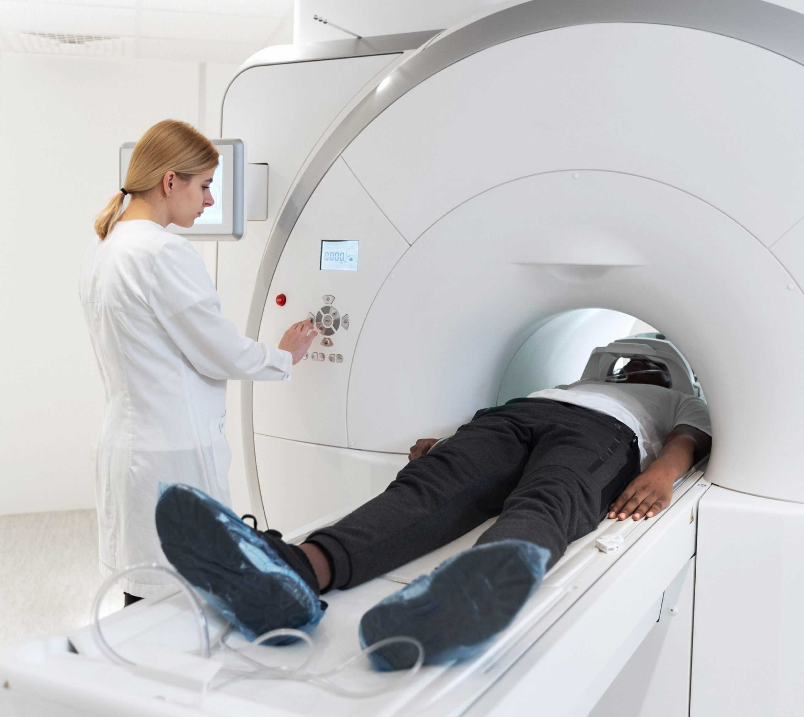 Patient allongé sur une table d'examen se préparant à passer une IRM | Imagerie Cardinet | Région Parisienne