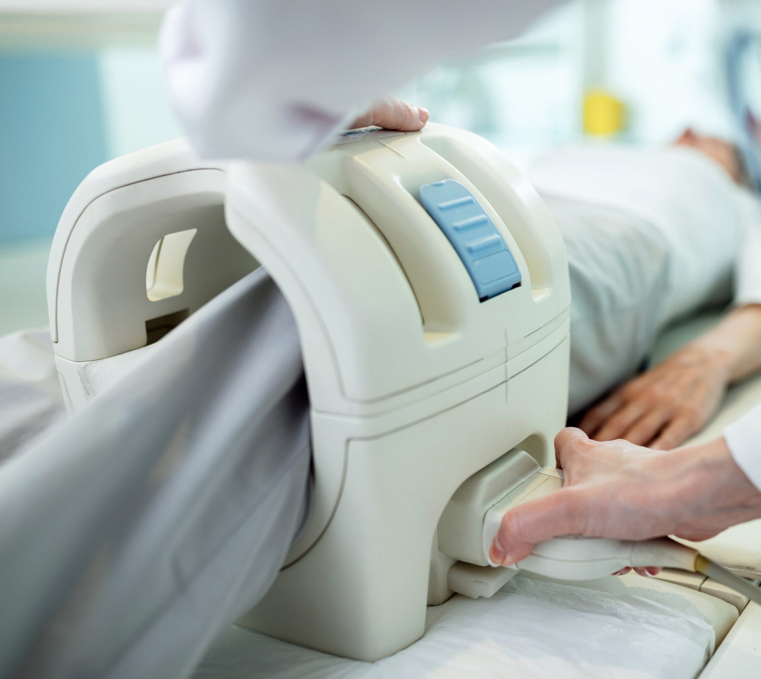 Patient allongé subit une IRM du genou dans un scanner portatif | IRM articulaire | Imagerie Cardinet | Région Parisienne
