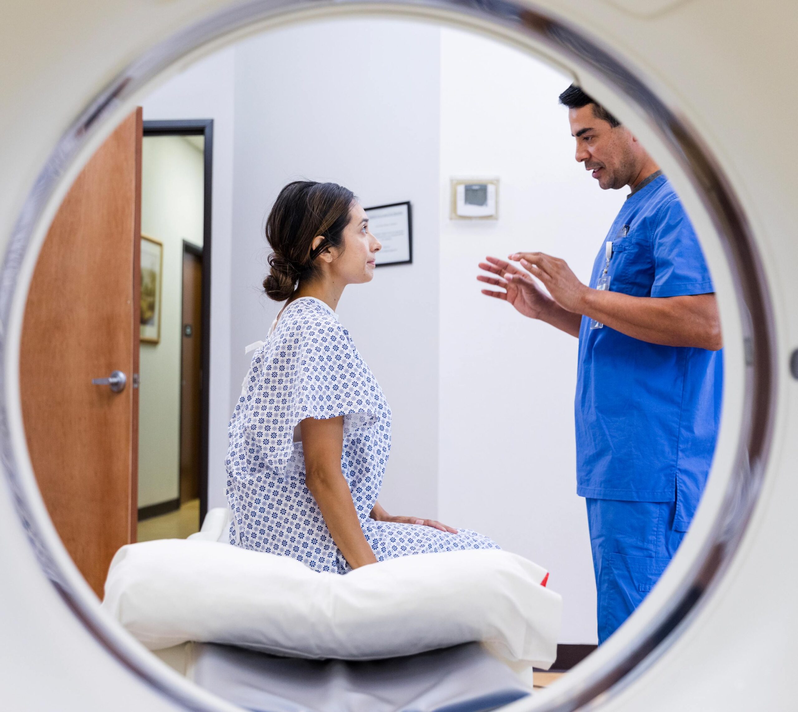 Femme assise parle à un médecin en tenue bleu - gynecologique | Imagerie Cardinet | Région Parisienne