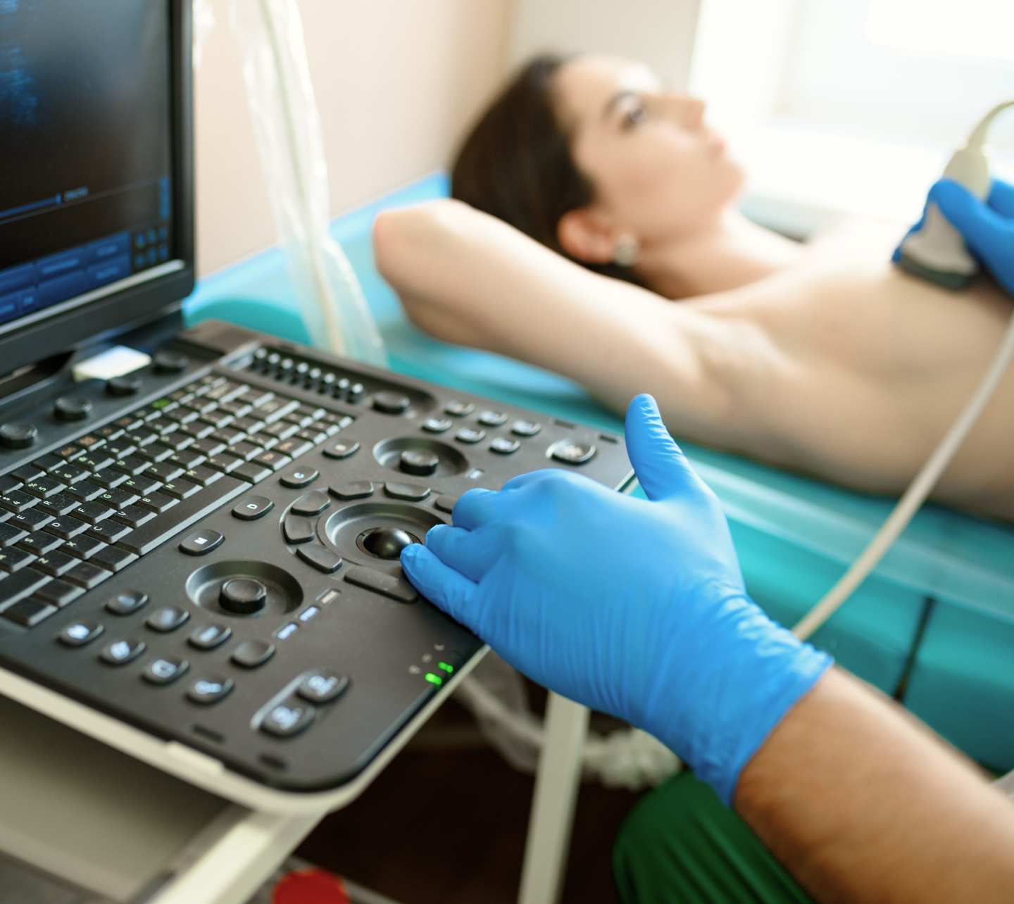 Radiologue effectuant une échographie sur une femme allongée | echographie mammaire | Imagerie Cardinet | Région Parisienne