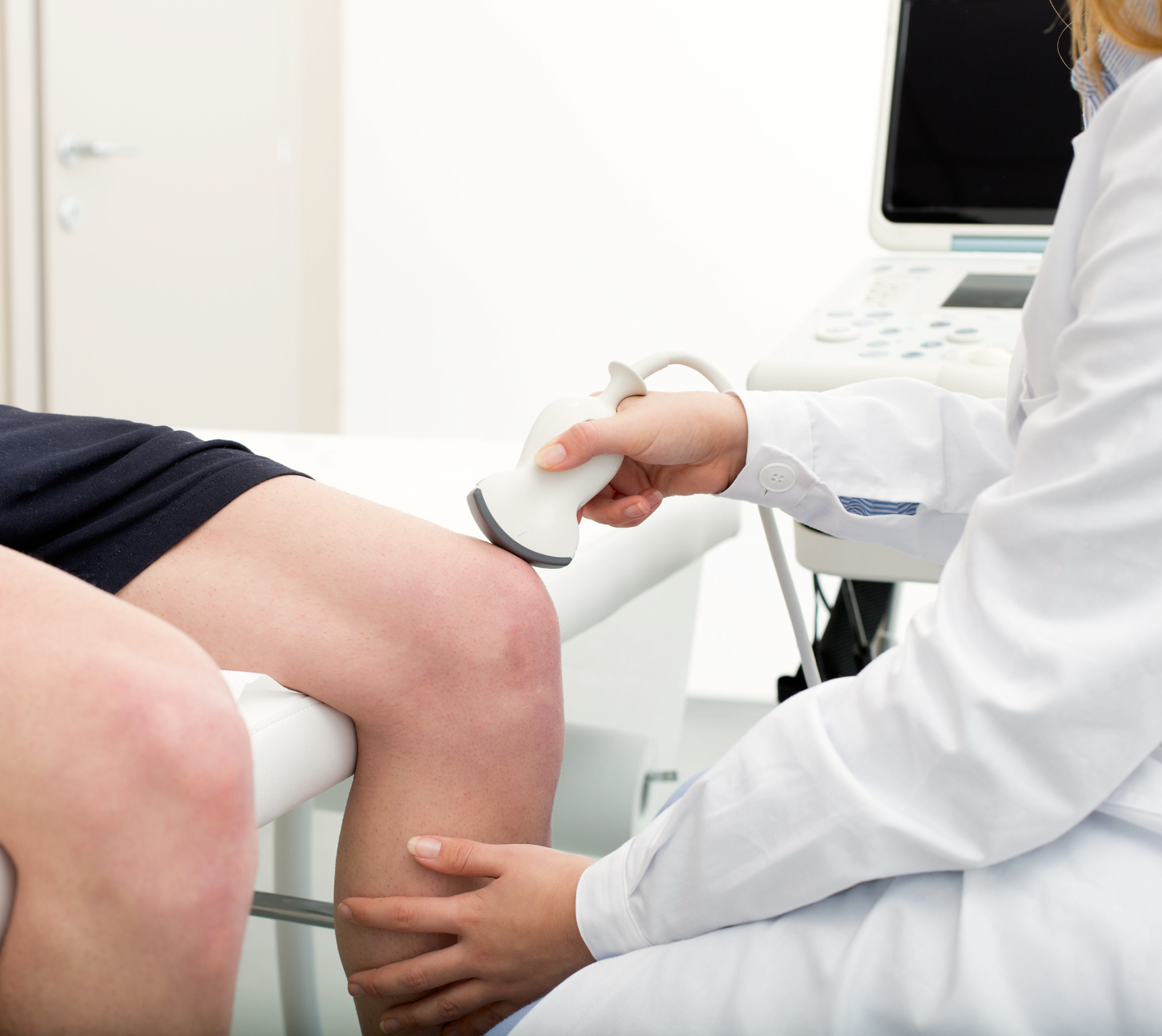 Un médecin effectue une échographie sur le genou d'un patient - IRM échographie Imagerie Cardinet | Région Parisienne