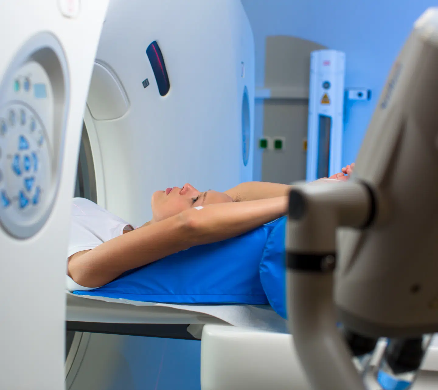Femme allongée sur une table de scanner médical | IRM scanner abdominopelvien | Imagerie Cardinet | Région Parisienne