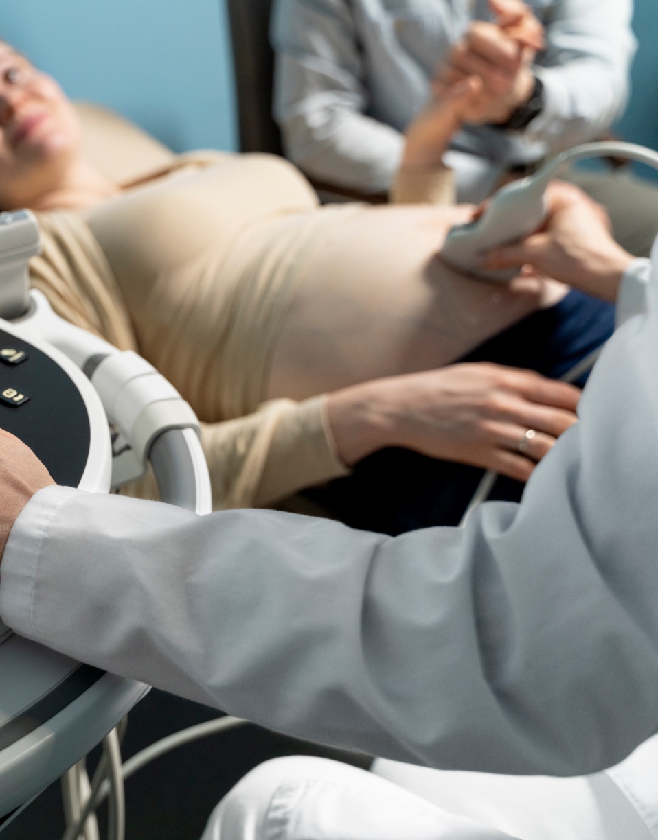 Femme enceinte allongée sur une table d'examen pendant une échographie - échographie de grossesse | Imagerie Cardinet | Région Parisienne