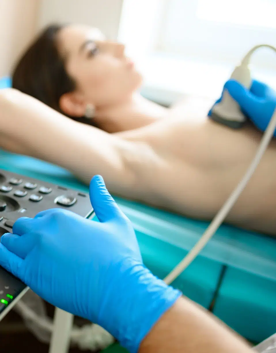 Femme allongée se fait une échographie | échographie mammaire | Imagerie Cardinet | Région Parisienne