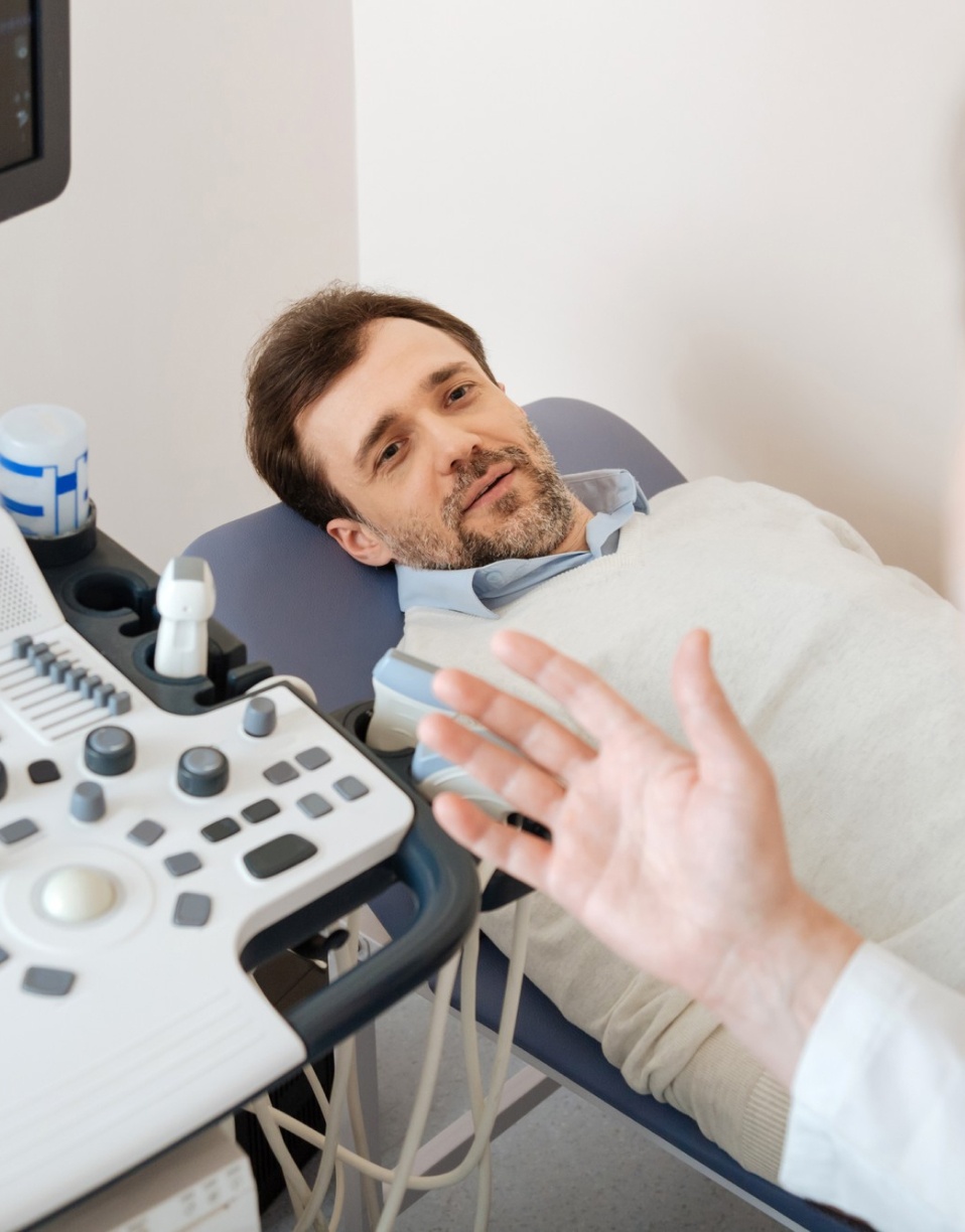 Homme allongé sur une table médicale lors d'une échographie | échograpie testiculaire | Imagerie Cardinet | Région Parisienne