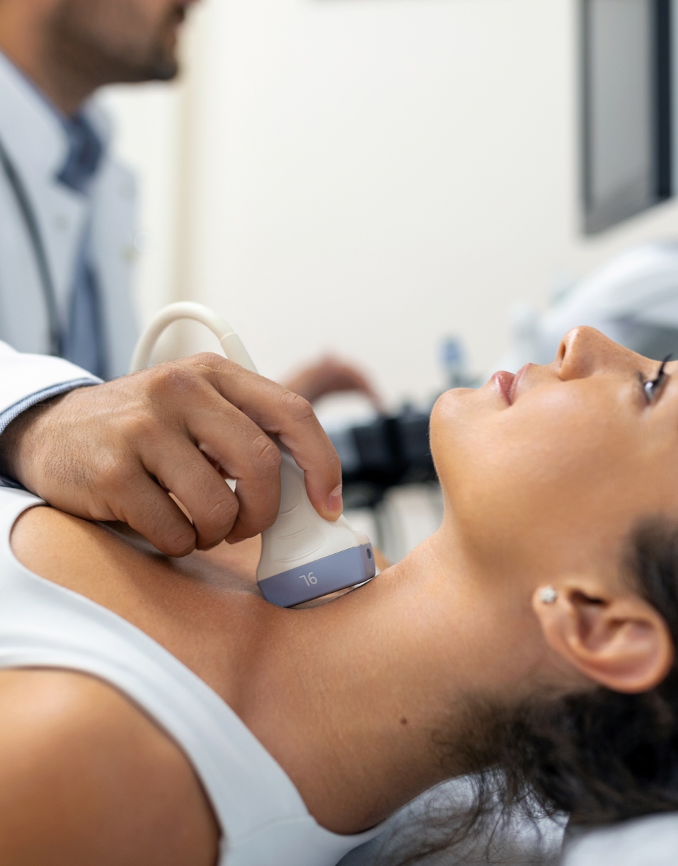 Femme allongé passant un examen de radiologie pour sa gorge |échographie thyroidienne | Imagerie Cardinet | Région Parisienne