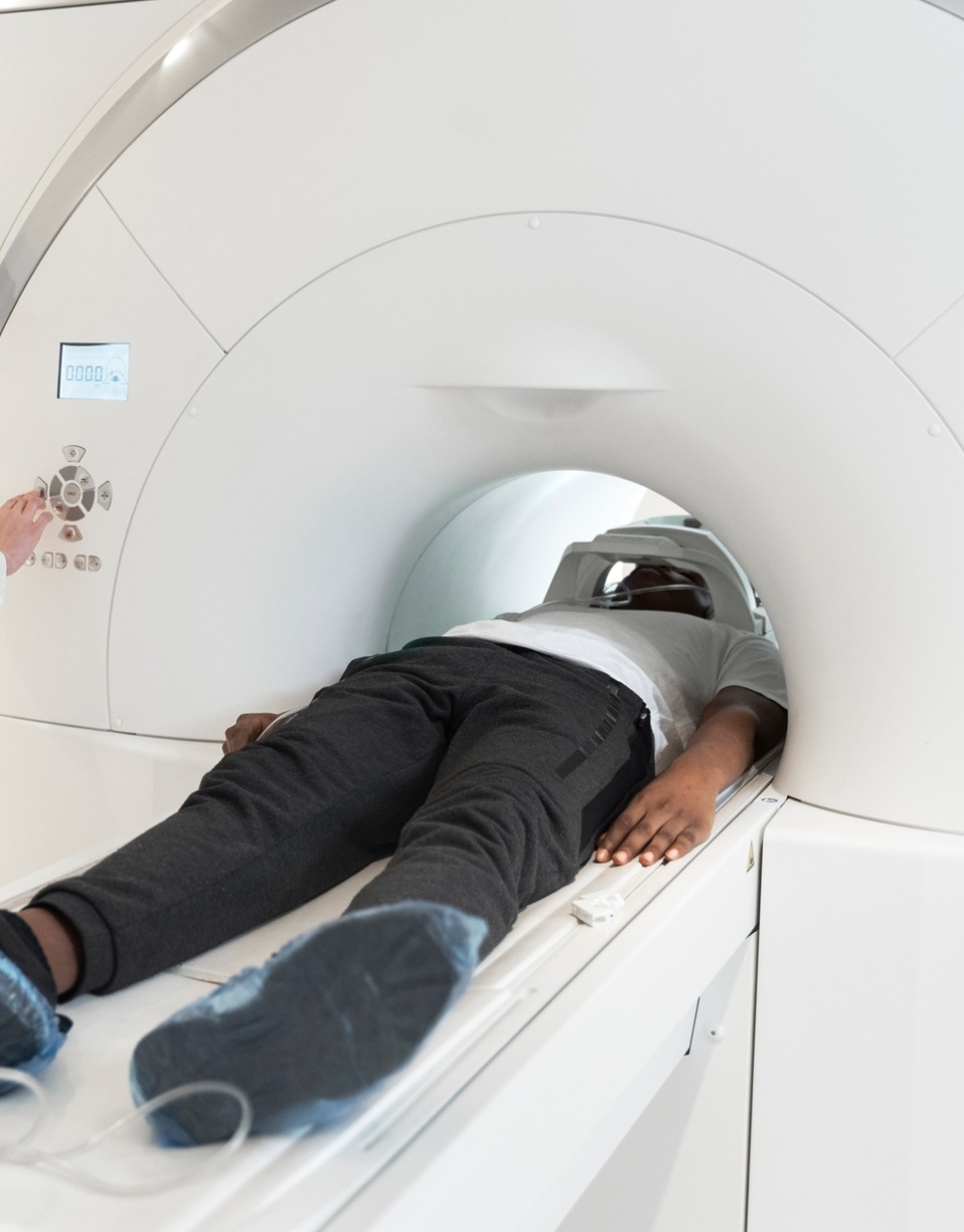 Homme allongé sur une table de scanner pour IRM | IRM abdominale | Imagerie Cardinet | Région Parisienne