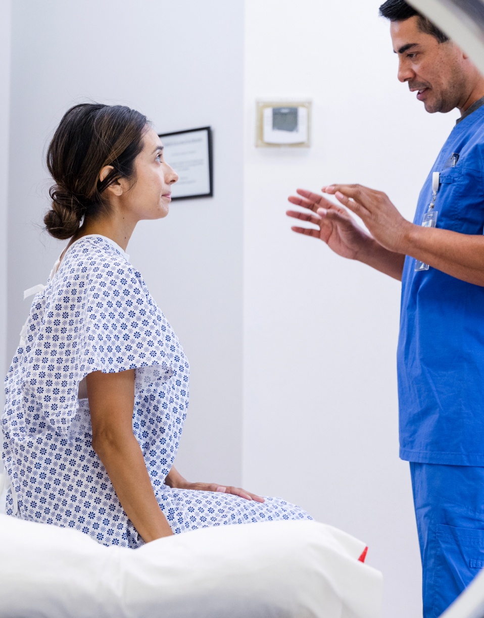 Femme en blouse d'hôpital parle à un médecin - irm gynecologique | Imagerie Cardinet | Région Parisienne