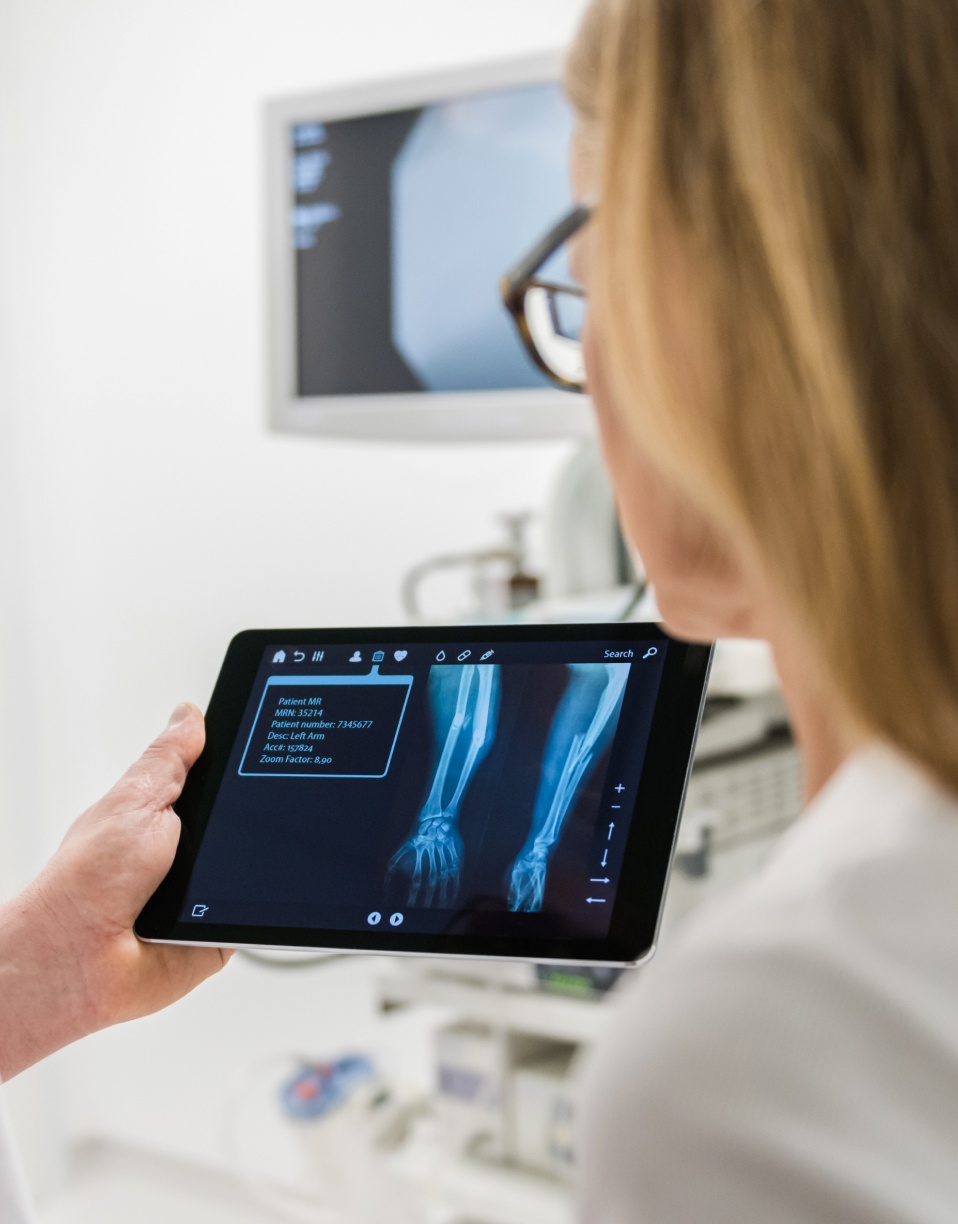 Tablette affichant une image radiographique d'un avant bras | Imagerie Cardinet | Région Parisienne